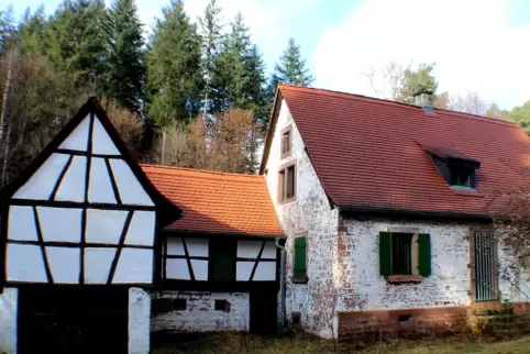 Der Wieslauterhof, ein ehemaliges Waldbauernhofgut, steht unter Denkmalschutz.
