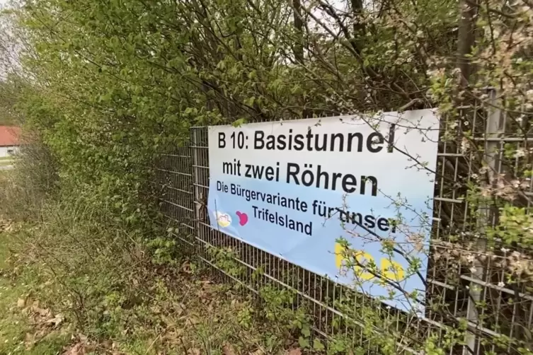 In Annweiler wirbt die FDP mit Plakaten für ihr Anliegen, die „Bürgervariante“. 