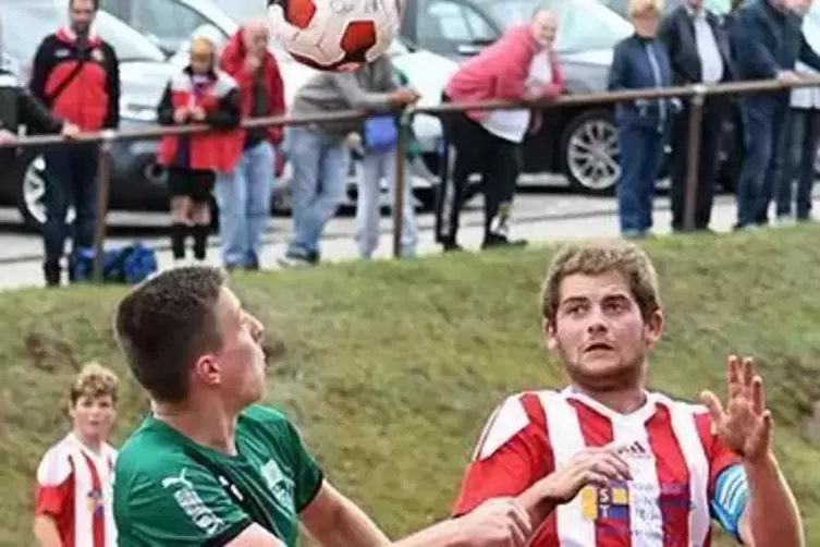 Spielertrainer Steven Zimmermann (rechts) hat mit seinen Rot-Weißen noch was vor in dieser Runde.