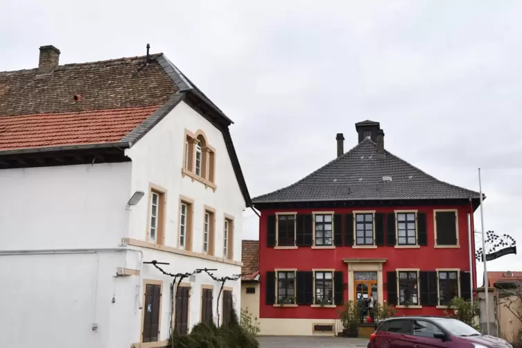 Die „Villa Friedelsheim“ (rechts) und das Geburtshaus des Malers Philipp Köster stehen unter Denkmalschutz. 
