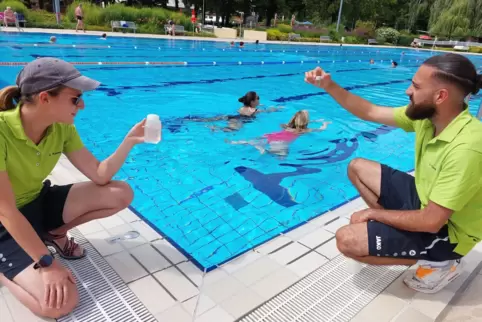 Bundesweit gesucht: Fachangestellte für Bäderbetriebe. Hier nehmen zwei Mitarbeiter im Frankenthaler Strandbad Wasserproben. 
