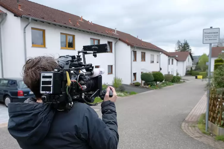 Medieninteresse: Am 19. April filmte ein Stuttgarter Kameramann von „Servus TV“ das private Stück der Siebenpfeifferstraße. 
