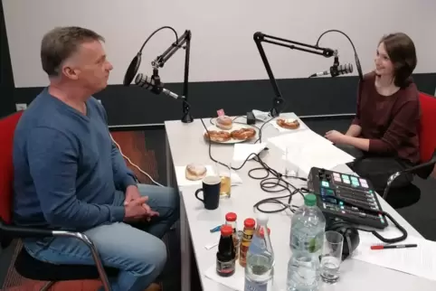 In der Audio-Doku „Die Katastrophe von Ramstein“ spricht Redakteurin Rebecca Singer (rechts) unter anderem Roland Fuchs (links),