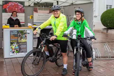 Ein Foto vom Radfahrtag 2019: Bürgermeister Christian Gauf und seine Frau Anja Gauf-De Grisbourne am Start. Links Esther Budell- Ein Foto vom Radfahrtag 2019: Bürgermeister Christian Gauf und seine Frau Anja Gauf-De Grisbourne am Start. Links Esther Budell-