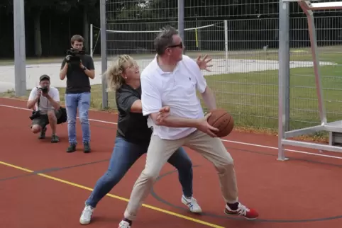Wenn’s sein muss, kämpft Anke Rehlinger auch auf dem Sportplatz für ihr Saarland. Hier bei einem Basketballspiel gegen Rheinland