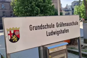 Laut Schulleiterin Barbara Mächtle ist die Belastungsgrenze des Lehrpersonals in der Gräfenauschule weit überschritten. 40 Kinde Laut Schulleiterin Barbara Mächtle ist die Belastungsgrenze des Lehrpersonals in der Gräfenauschule weit überschritten. 40 Kinde