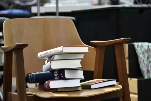 Möbel, Bücher, Geschirr und vieles mehr verkaufen Privatleute am Samstag in Bobenheim.