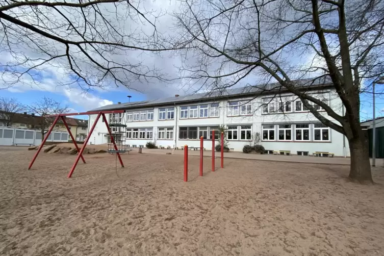 Die Grundschule in Otterbach muss erweitert werden. Vor einiger Zeit wurden schon Container als Zwischenlösung aufgestellt (link