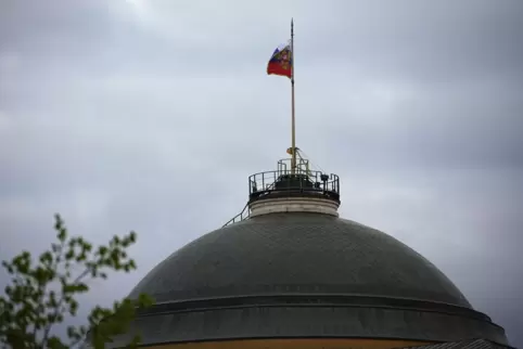 Über der Kuppel des Senatspalastes im Moskauer Kreml wurden nach russischen Angaben die Drohnen abgeschossen.