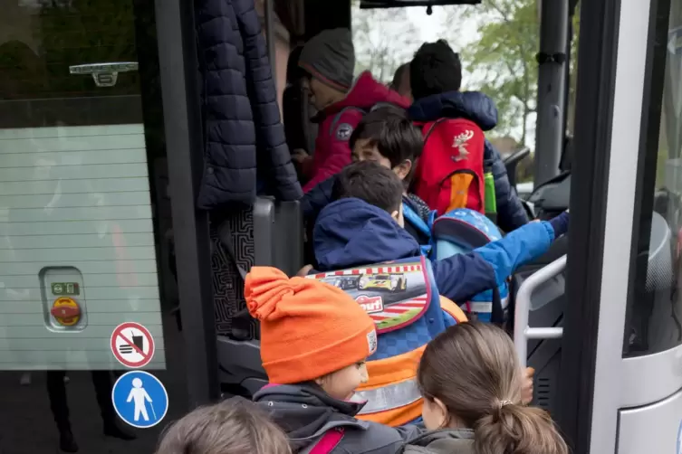 Mit dem 49-Euro-Deutschlandticket, statt des bisherigen Schülertickets wären die Kinder über das VRN-Tarifgebiet hinaus mobil, a