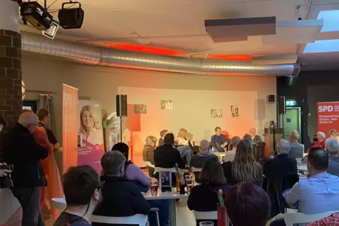 Um die 60 Leute waren ins Foyer des Theaters Alte Werkstatt gekommen, um die Diskussion mit Kevin Kühnert zu verfolgen. Um die 60 Leute waren ins Foyer des Theaters Alte Werkstatt gekommen, um die Diskussion mit Kevin Kühnert zu verfolgen.