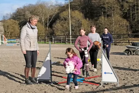 Beim Training von Kerstin Müller (links) geben Anni Müller (zwölf), Aliah Homberg (neun), Amelie Buchholz (zwölf) und die vierjä