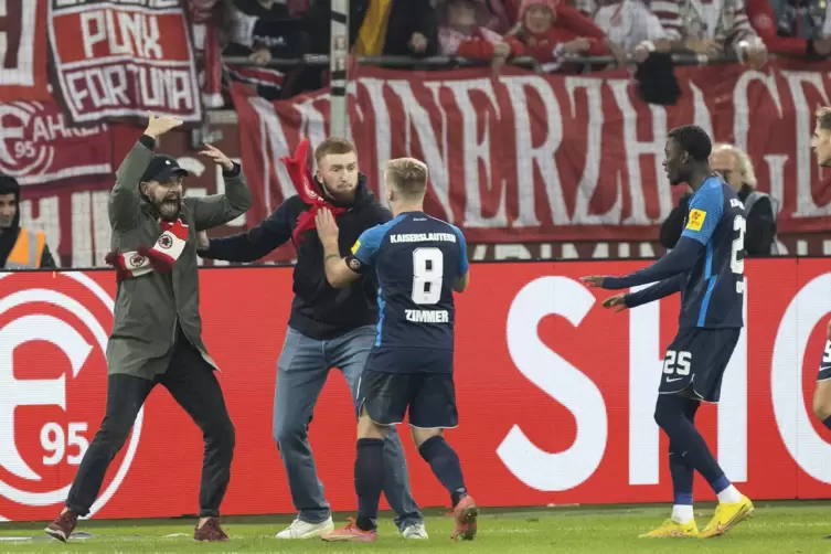 Jean Zimmer (links), ist nicht nur Kapit&auml;n des FCK. Er agierte beim 2:1-Sieg in D&uuml;sseldorf auch als Schlichter. 