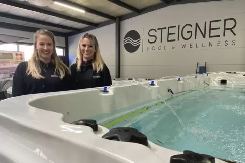 Die Geschäftsführerinnen der Steigner Pool & Wellness GmbH, Nina Steigner und Nina Steigner, vor dem sieben Meter langen „SwimSp
