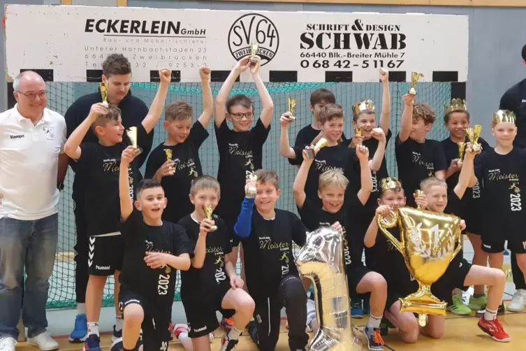 Stilecht in Meister-Shirts: Die E-Jugend-Jungs des SV 64 bejubeln ihren Titel. 