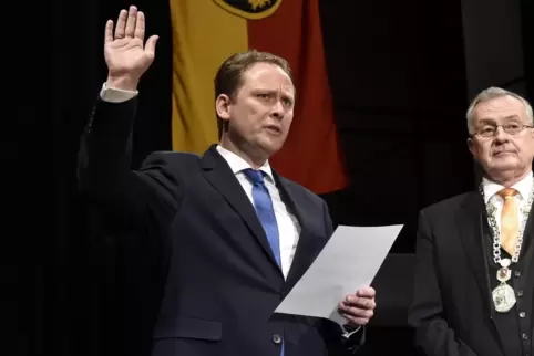 Einführung als Oberbürgermeister vor siebeneinhalb Jahren: Martin Hebich leistet neben Vorgänger Theo Wieder den Amtseid.