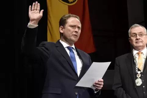 Einführung als Oberbürgermeister vor siebeneinhalb Jahren: Martin Hebich leistet neben Vorgänger Theo Wieder den Amtseid. Einführung als Oberbürgermeister vor siebeneinhalb Jahren: Martin Hebich leistet neben Vorgänger Theo Wieder den Amtseid.
