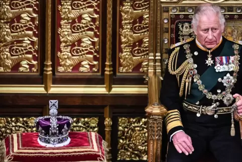 Der damalige Prinz Charles von Großbritannien sitzt zur Eröffnung des Parlaments im House of Lords neben der Imperial State Crow