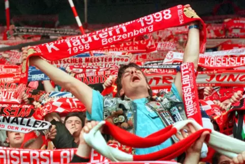 Grenzenloser Jubel bei den Anhängern im Stadion: Die Schale gehört uns.