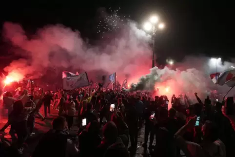  Fans des SSC Neapel feiern exzessiv den Gewinn des italienischen Meistertitels. 
