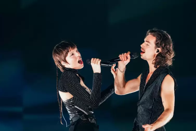 Die Niederlande schickt ein Duo: Mia Nicolai und Dion Cooper . 