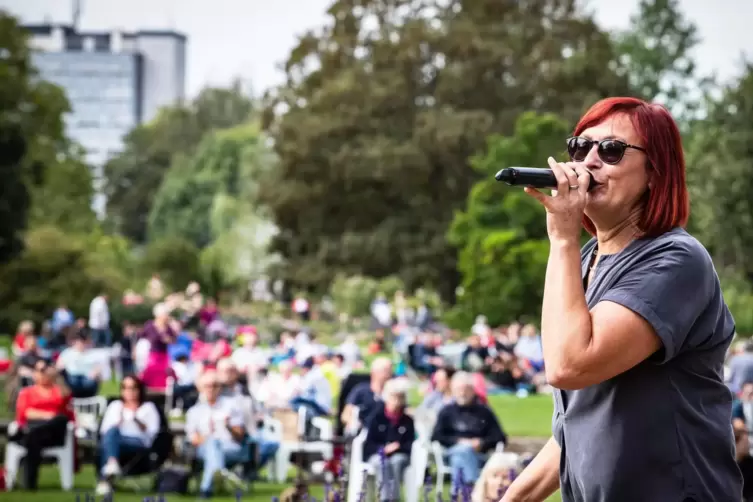 2021 hören rund 1500 Besucher des Picknicks im Park der Hubbert House Band mit Sängerin Sabine Deller zu.