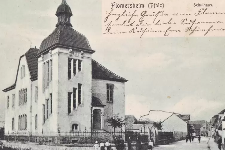 Herzliche Grüße aus Flomersheim: Diese Ansichtskarte mit dem Schulhaus als Motiv stammt von 1912. 