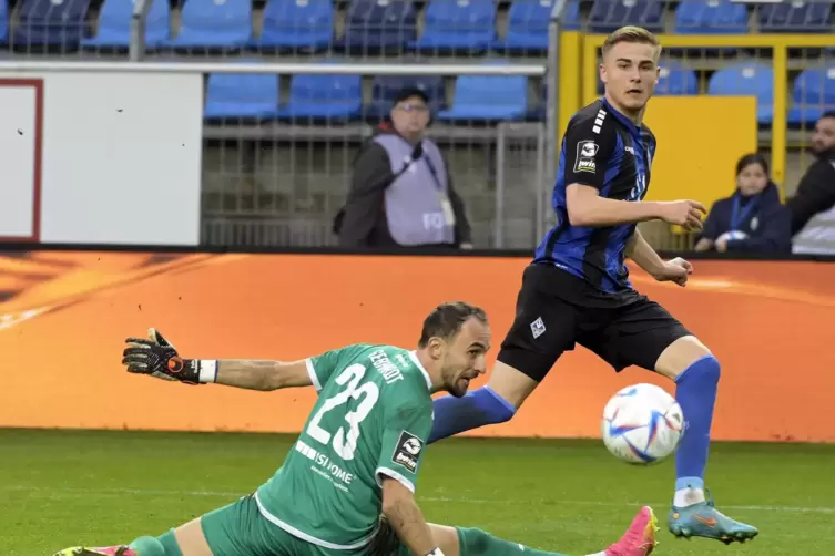 Vorbeigespitzelt: Marten Winkler trifft gegen den Halleschen FC zum 3:1.