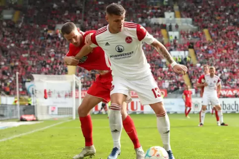 Nürnbergs Erik Wekesser (rechts) im Spiel in der Hinrunde beim 1. FC Kaiserslautern im Zweikampf mit Erik Durm. 