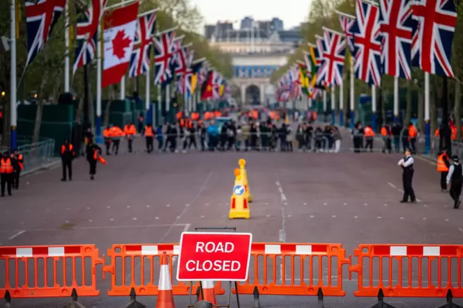Die Straße vor dem Buckingham-Palast ist schon gesperrt: London bereitet die Krönung vor.