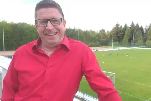 Vom Balkon am Sportheim hat TuS-Vorsitzender Thomas Malschofsky einen guten Blick auf das Spielfeld.
