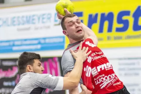 Ganz oben auf seiner persönlichen To-do-Liste: Tomas Kraucevicius (rechts) will den Angelschein machen.