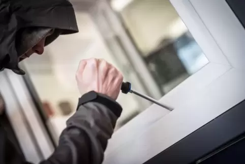 Dunkle Gestalt: Eine Serie von Einbrüchen in Kitas und Schulen halten die Stadt und die Polizei in Atem.