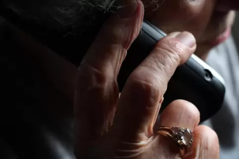 Vor allem auf ältere Menschen haben es die Telefonbetrüger abgesehen. In der Westpfalz sind wieder zwei Seniorinnen auf Schockan