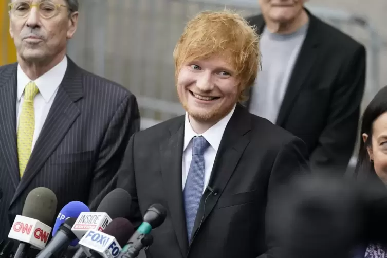 Ed Sheeran freut sich über seinen Freispruch. 