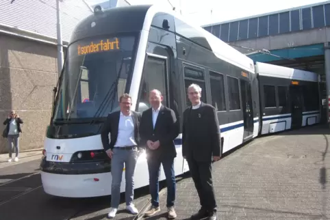 Die neue Tram der RNV mit den drei ÖPNV-Dezernenten (von links) Raoul Schmidt-Lamontain (Heidelberg), Christian Specht (Mannheim