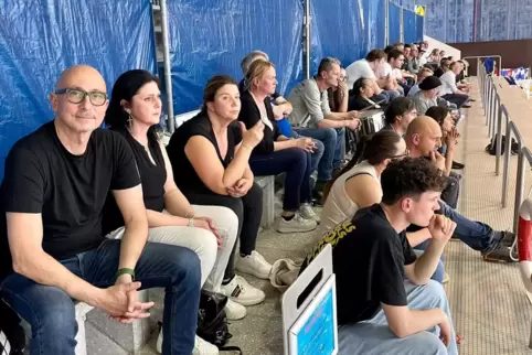 Voller Hoffen und Bangen: die Fans der Neustadter Wasserball-Junioren bei der Zwischenrunde in Krefeld.