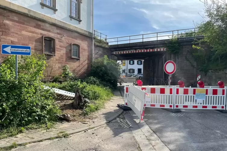 Verschobene Absperrungen an der Bahnbrücke.