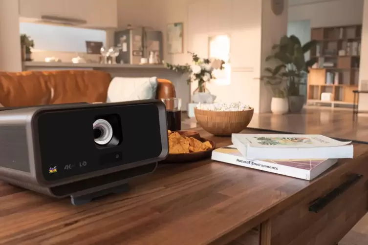 Der Viewsonic X11 bietet helle 4K-Auflösung und erfreut mit wohnzimmertauglichem Design.