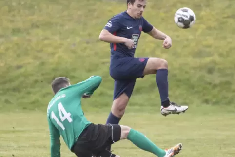 Marcel Henn (unten) und seine Teamkollegen von der SpVgg Gauersheim müssen am Wochenende engagiert wie in dieser Szene zur Sache