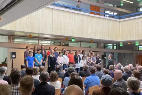 Unter anderem mit „Imagine“ von John Lennon untrehielt der Schulchor die Gäste.