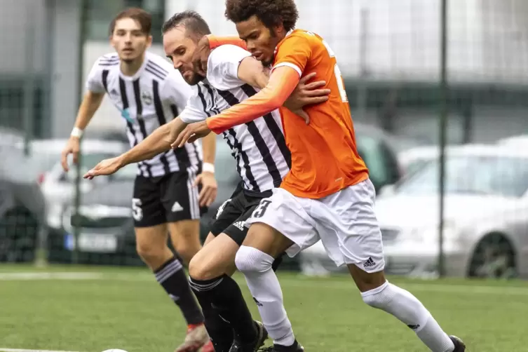 Tus Hohenecken - FC Bienwald Kandel. Kampf um den Ball zwischen Alex dos Santos Monteiro Hohenecken (rechts) und Christian Ochs 