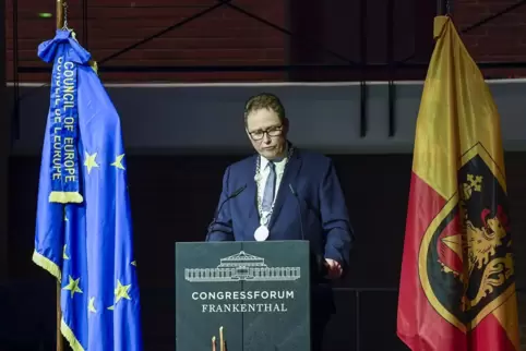 Sieht sich vom Beamtenrecht zu einer Pro-forma-Kandidatur gezwungen: der amtierende Oberbürgermeister Martin Hebich. Sieht sich vom Beamtenrecht zu einer Pro-forma-Kandidatur gezwungen: der amtierende Oberbürgermeister Martin Hebich.