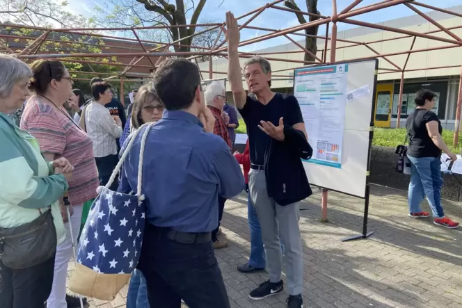 Der Neubau soll dem Raum um den Jakobsplatz Identität geben: Das hofft Architekt Hans Jakel, der bei der Abschlusspräsentation s