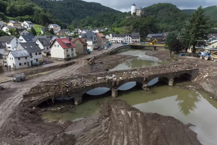 Rheinland-Pfalz, Altenahr: eine v&ouml;llig zerst&ouml;rte Br&uuml;cke &uuml;ber der Ahr nach der Flutkatastrophe im Sommer 2021.