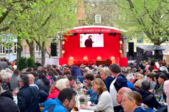 Treffpunkt: Auf dem Dürkheimer Schlossplatz herrscht Volksfeststimmung. Treffpunkt: Auf dem Dürkheimer Schlossplatz herrscht Volksfeststimmung.