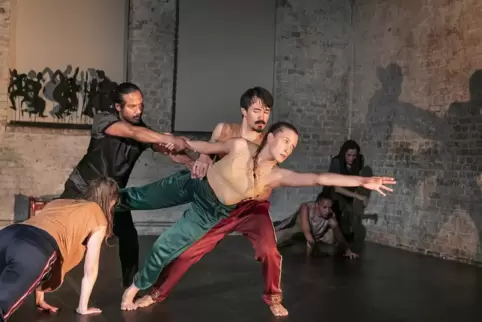 Begleitet von den Schatten der Ahnen: Das Ensemble von Rubarb dance and art gastiert auf der kleinen Bühne des Ludwigshafener Pf