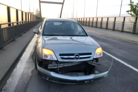 Das Unfallfahrzeug: Der Fahrer hatte zuvor eine Verkehrsinsel gerammt. 