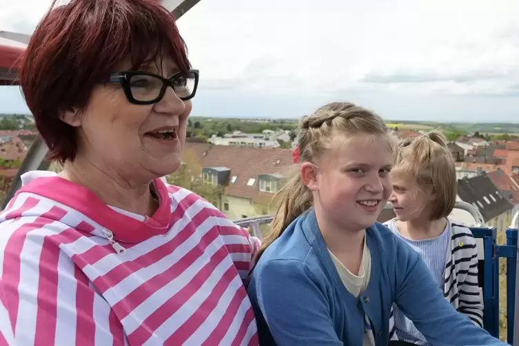 Doris Frank mit den Enkelinnen Pauline und Klara (rechts).