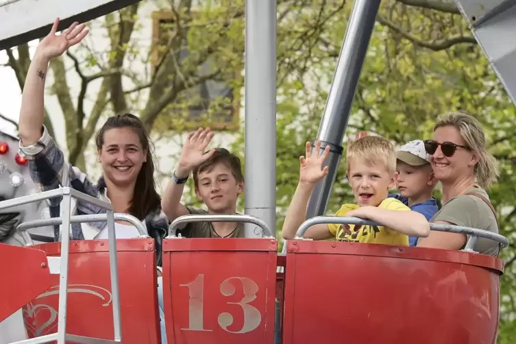 Kristin Heid und Vanessa Meier mit Ben, Nik und Max.
